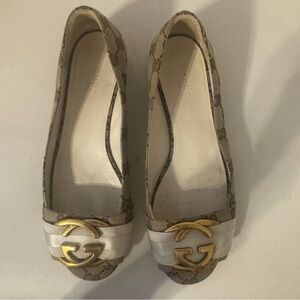 Gucci Women's Tan Patterned Flats with Gold Emblem